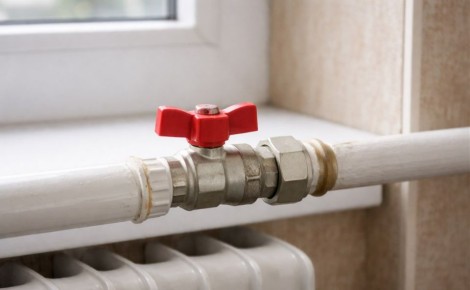 Россияне могут снизить платежи за коммунальные услуги, если надолго уезжают из квартиры — например, летом на дачу