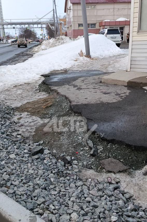 Ходим с риском: на тротуар на ремонтируемом проспекте Мира жалуются южносахалинцы