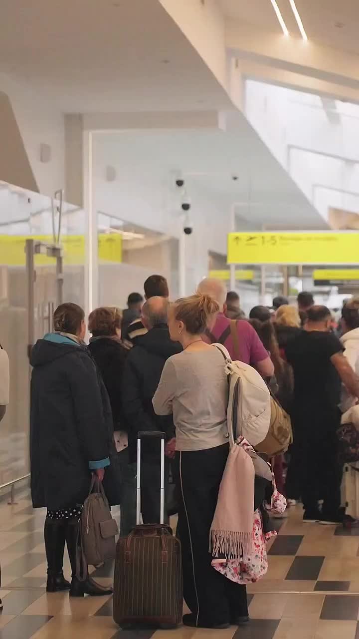 "Весь зал замер": россиянин необычным способом попросил прощения у любимой в аэропорту на Сахалине