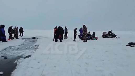 "Это Сахалин, детка": толпа рыбаков спасла провалившийся в трещину снегоход с водителем