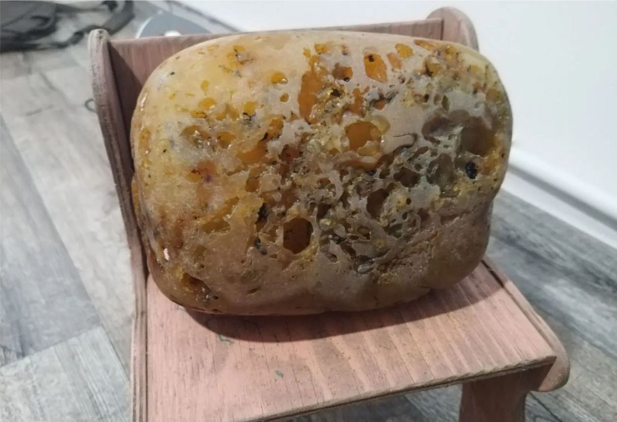 Сахалинец продает кусок янтаря, весом 4,2 кг, за миллион рублей