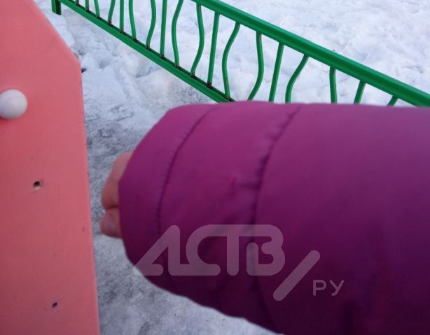 Жительница Корсакова распорола куртку лезвием, торчащим из детского грузовика на игровой площадке Жительница Корсакова распорола куртку лезвием, торчащим из детского грузовика на игровой площадке