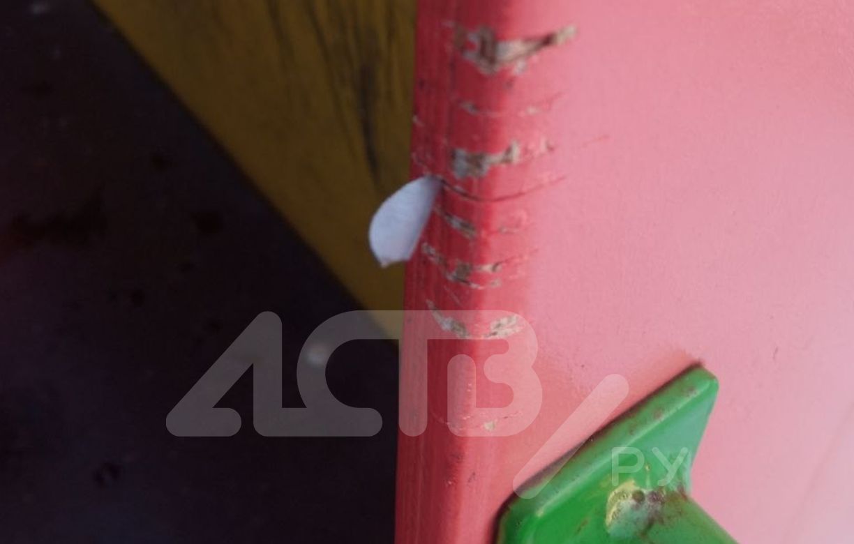 Жительница Корсакова распорола куртку лезвием, торчащим из детского грузовика на игровой площадке