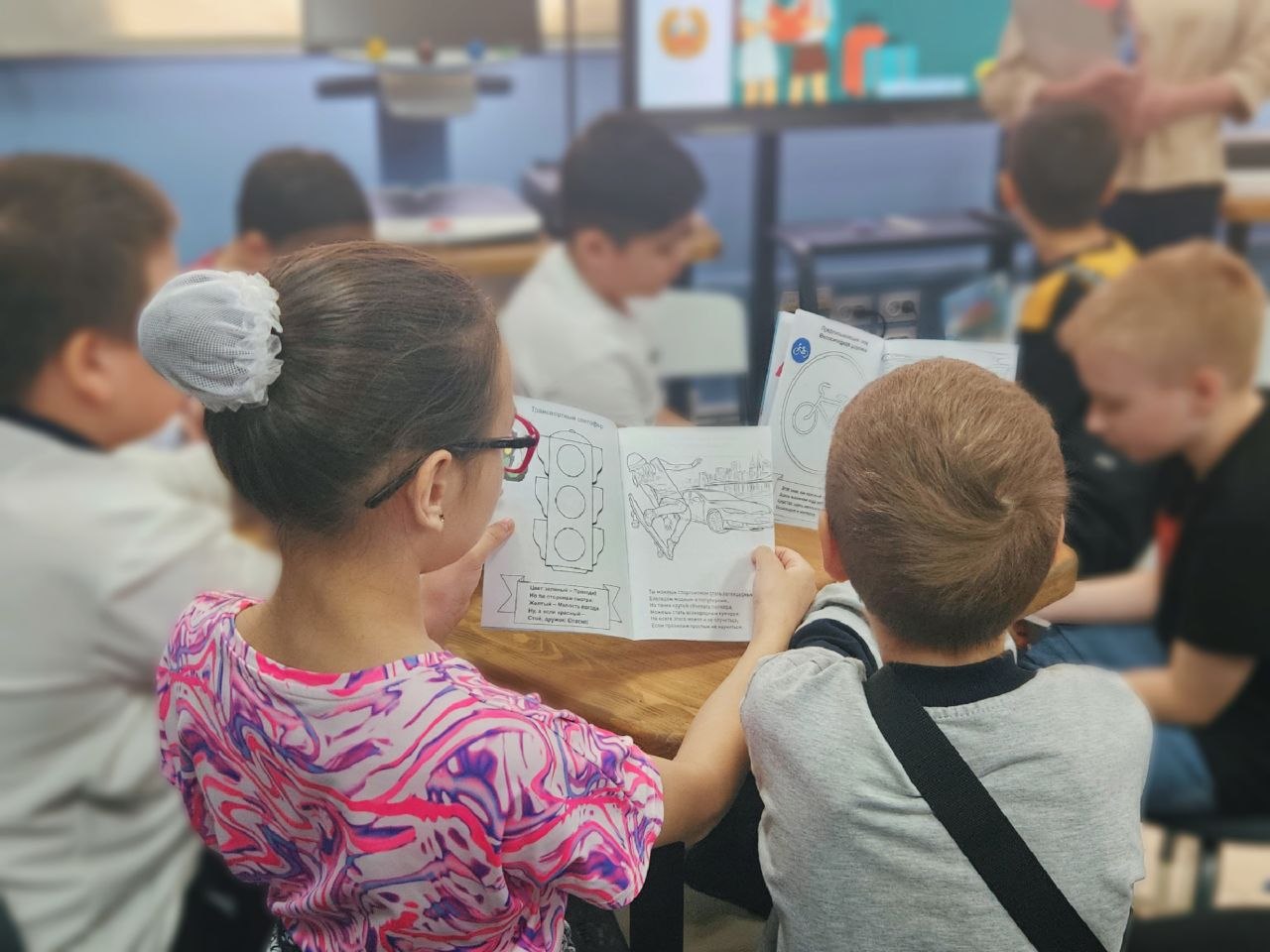 В Сахалинской областной детской библиотеке состоялась викторина по правилам дорожного движения «Безопасные друзья: знаки на дороге» В Сахалинской областной детской библиотеке состоялась викторина по правилам дорожного движения «Безопасные друзья: знаки на дороге»