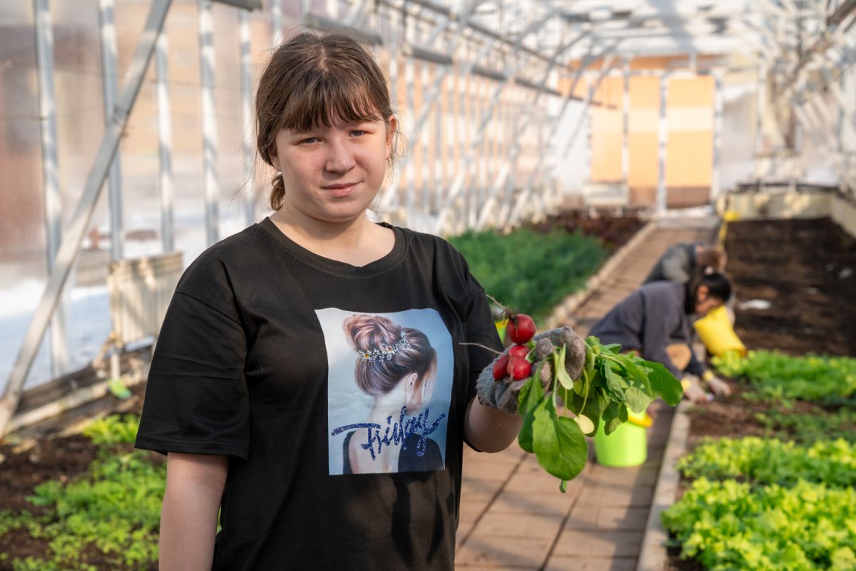 С заботой о здоровье. Студенты одного из учебных заведений в Южном круглый год выращивают зелень для себя и горожан С заботой о здоровье. Студенты одного из учебных заведений в Южном круглый год выращивают зелень для себя и горожан