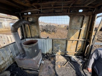 Бытовка на колёсах выгорела в Таранае