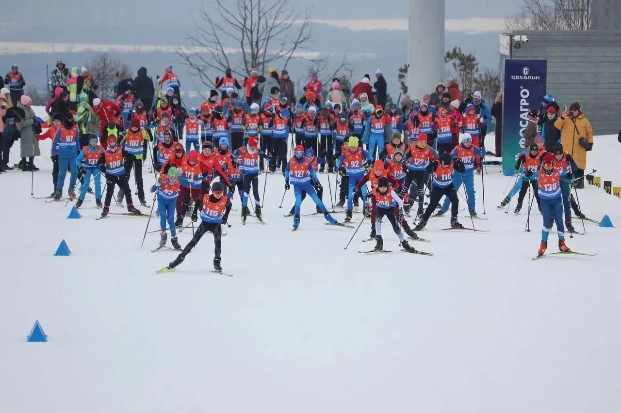 Более 250 сахалинских лыжников почтили память Василия Комышева
