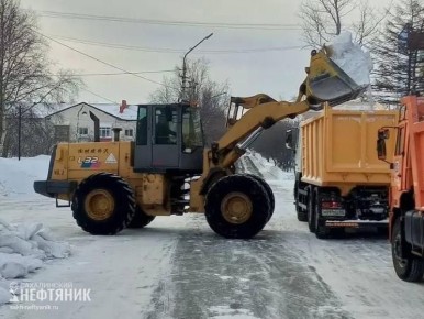 Коммунальные и дорожные службы Охи продолжают бороться с последствиями снегопадов