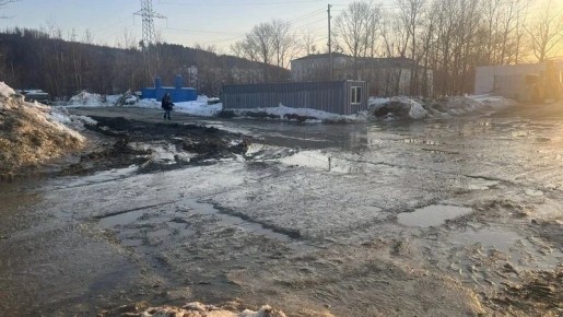 Полоса препятствий из жижи и глины: жители Южно-Сахалинска жалуются на подход к остановке