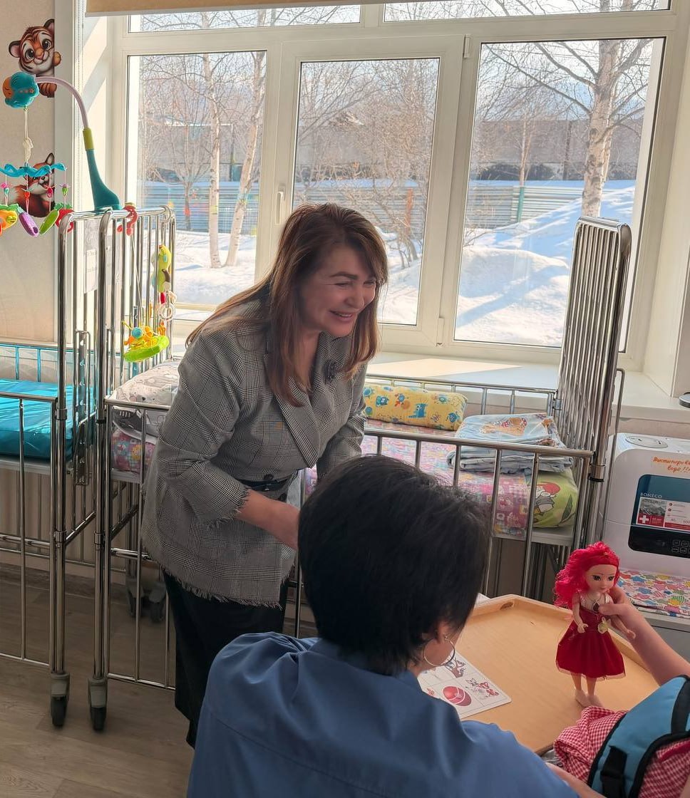 Окружена заботой и теплом: 5-летняя девочка из приёмной семьи, попавшая в реанимацию с травмами, проходит реабилитацию