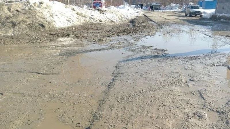 Полоса препятствий из жижи и глины: жители Южно-Сахалинска жалуются на подход к остановке Полоса препятствий из жижи и глины: жители Южно-Сахалинска жалуются на подход к остановке