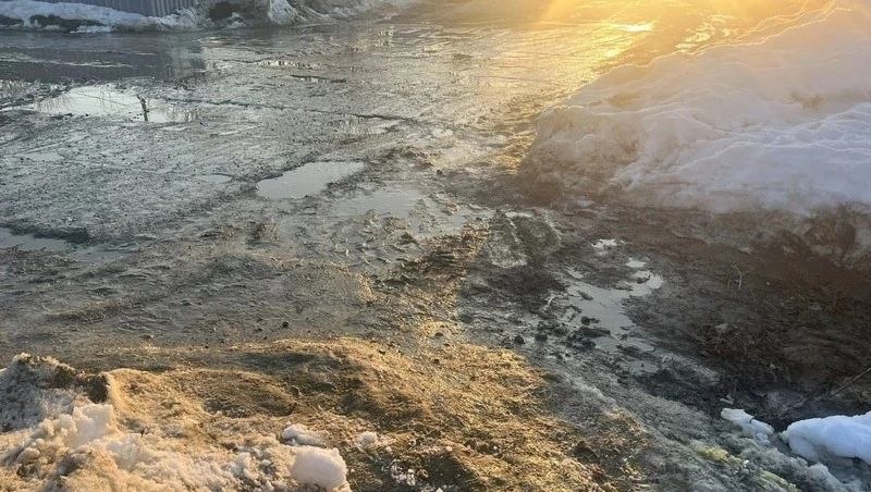 Полоса препятствий из жижи и глины: жители Южно-Сахалинска жалуются на подход к остановке Полоса препятствий из жижи и глины: жители Южно-Сахалинска жалуются на подход к остановке