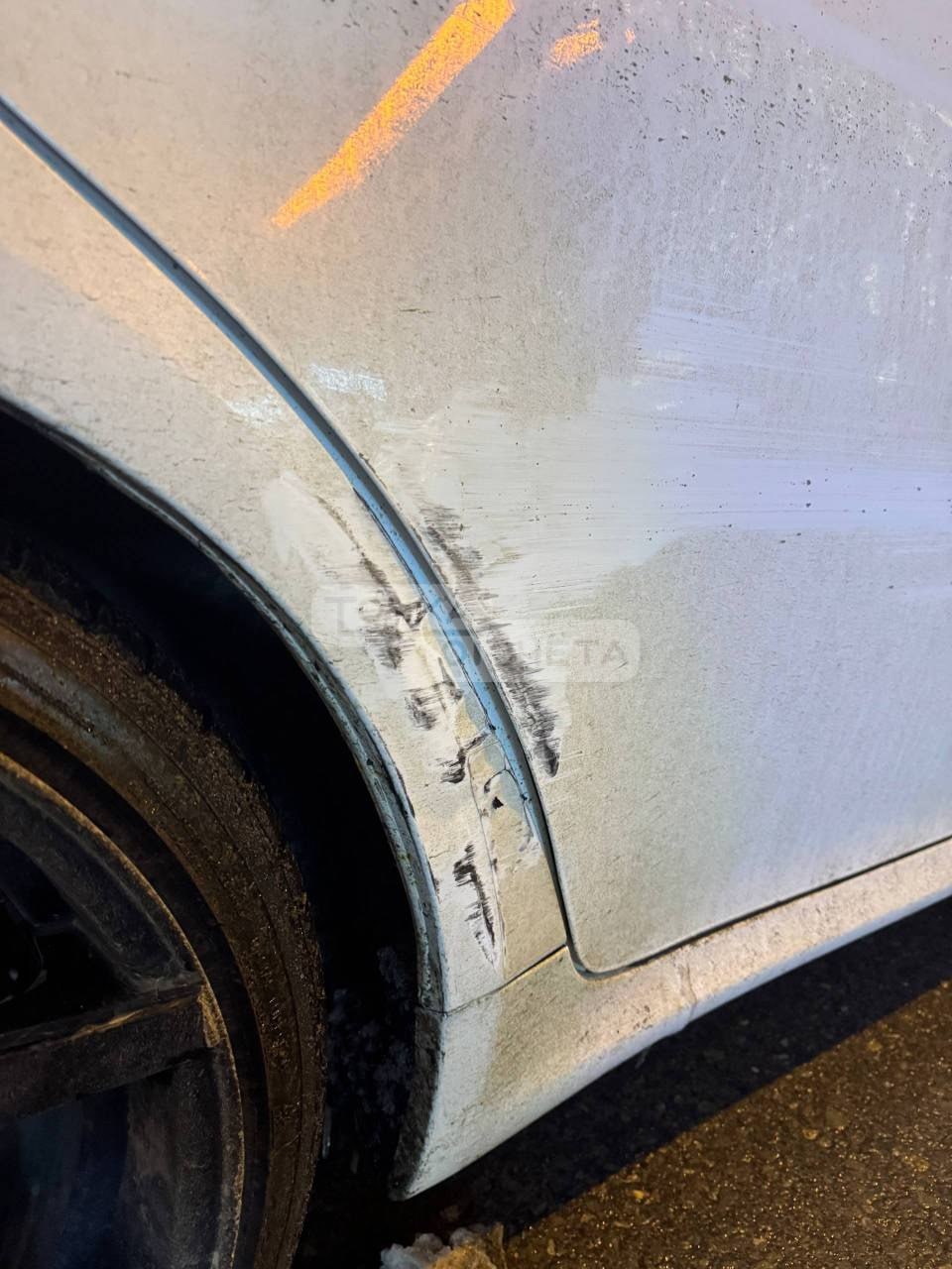 Неизвестный автомобиль подпортил Lexus и скрылся в Южно-Сахалинске Неизвестный автомобиль подпортил Lexus и скрылся в Южно-Сахалинске