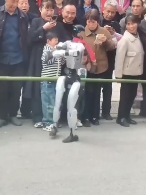 Робот-гуманоид ударил ребенка во время шоу в Китае