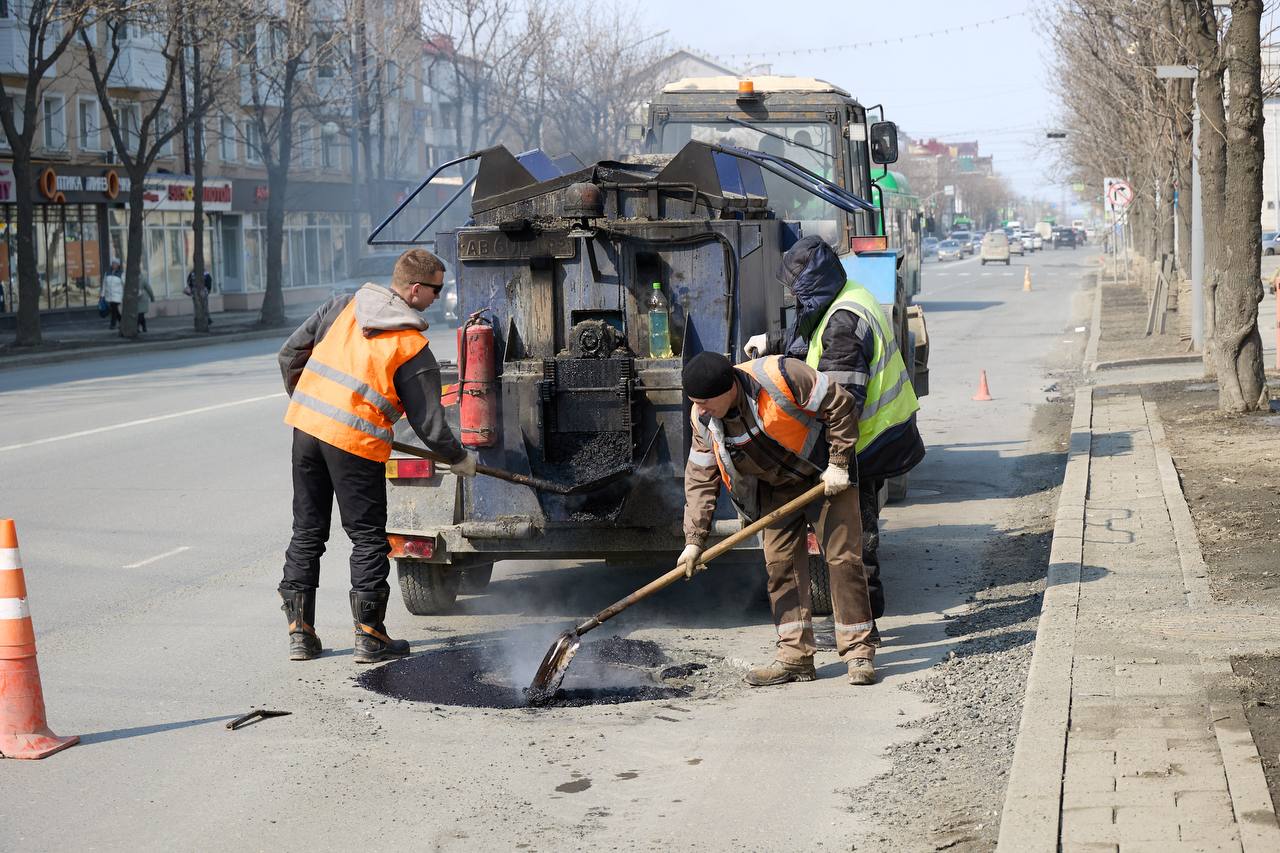 Сергей Надсадин: Дорожные службы продолжают активно заниматься ремонтом дорог с использованием литого асфальта