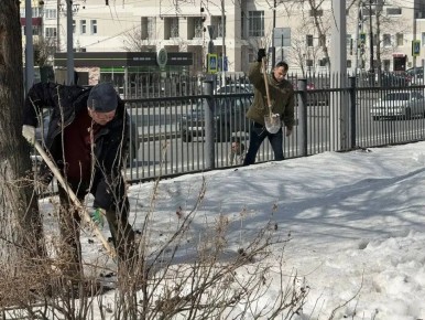 Команда сахалинских «Вестей» сегодня орудует не только микрофонами и камерами, но и лопатами!