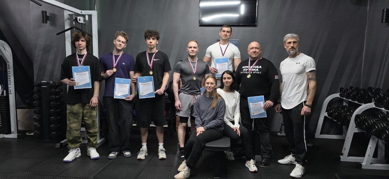 Мэр Курильска пожал штангу лёжа с местными любителями силового вида спорта