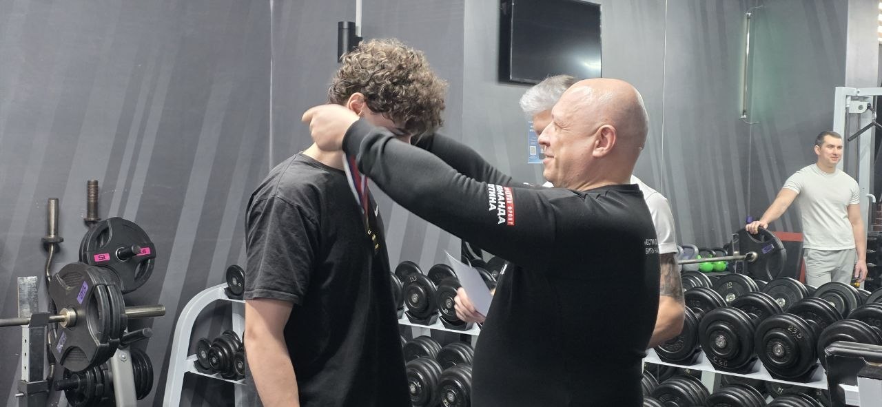 Мэр Курильска пожал штангу лёжа с местными любителями силового вида спорта Мэр Курильска пожал штангу лёжа с местными любителями силового вида спорта