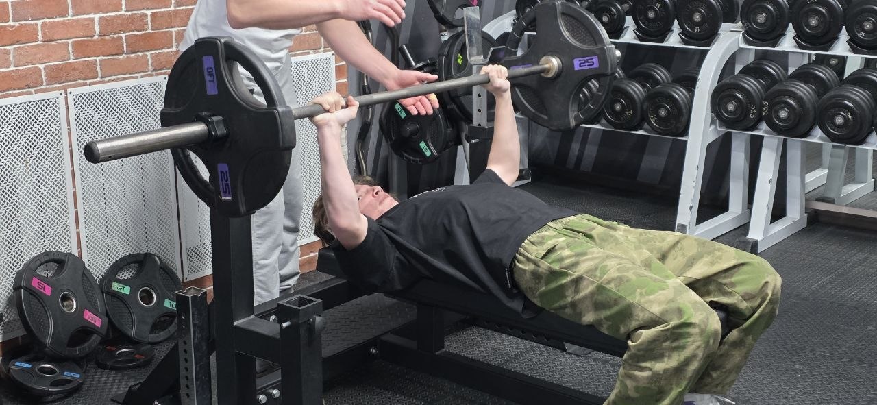 Мэр Курильска пожал штангу лёжа с местными любителями силового вида спорта Мэр Курильска пожал штангу лёжа с местными любителями силового вида спорта