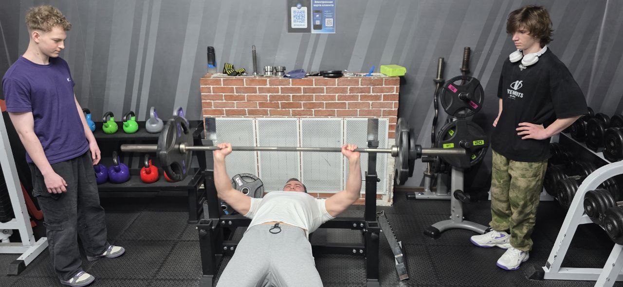 Мэр Курильска пожал штангу лёжа с местными любителями силового вида спорта Мэр Курильска пожал штангу лёжа с местными любителями силового вида спорта