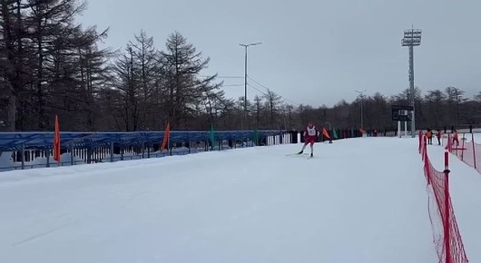 К финишу приближается и первым пересекает черту победитель юбилейного пятидесятого областного "Праздника лыж" на дистанции пятьдесят километров Иван Кустов (Ноглики)