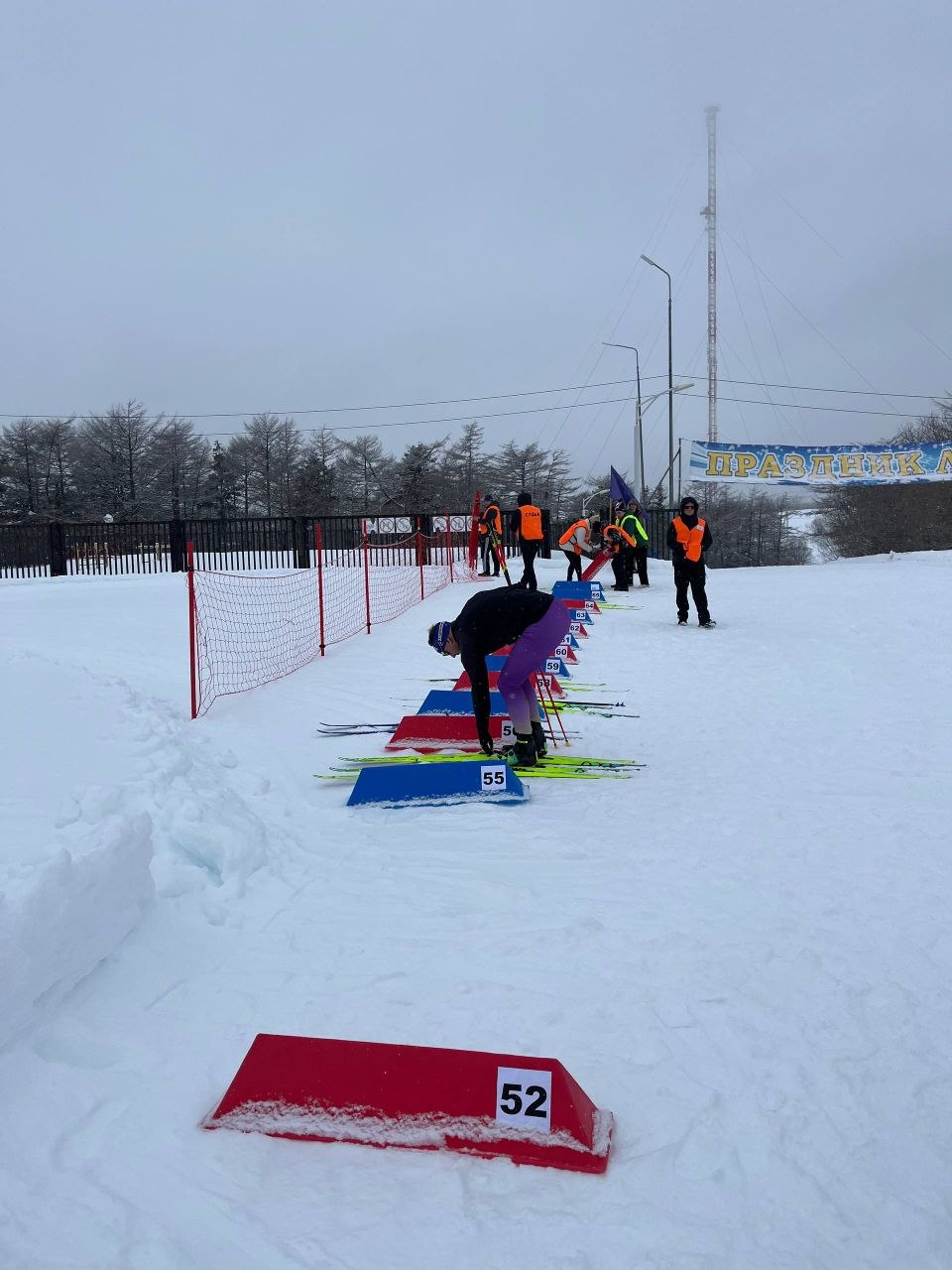 Второй день юбилейного "Праздника лыж", последние минуты до старта длинных дистанций Второй день юбилейного "Праздника лыж", последние минуты до старта длинных дистанций