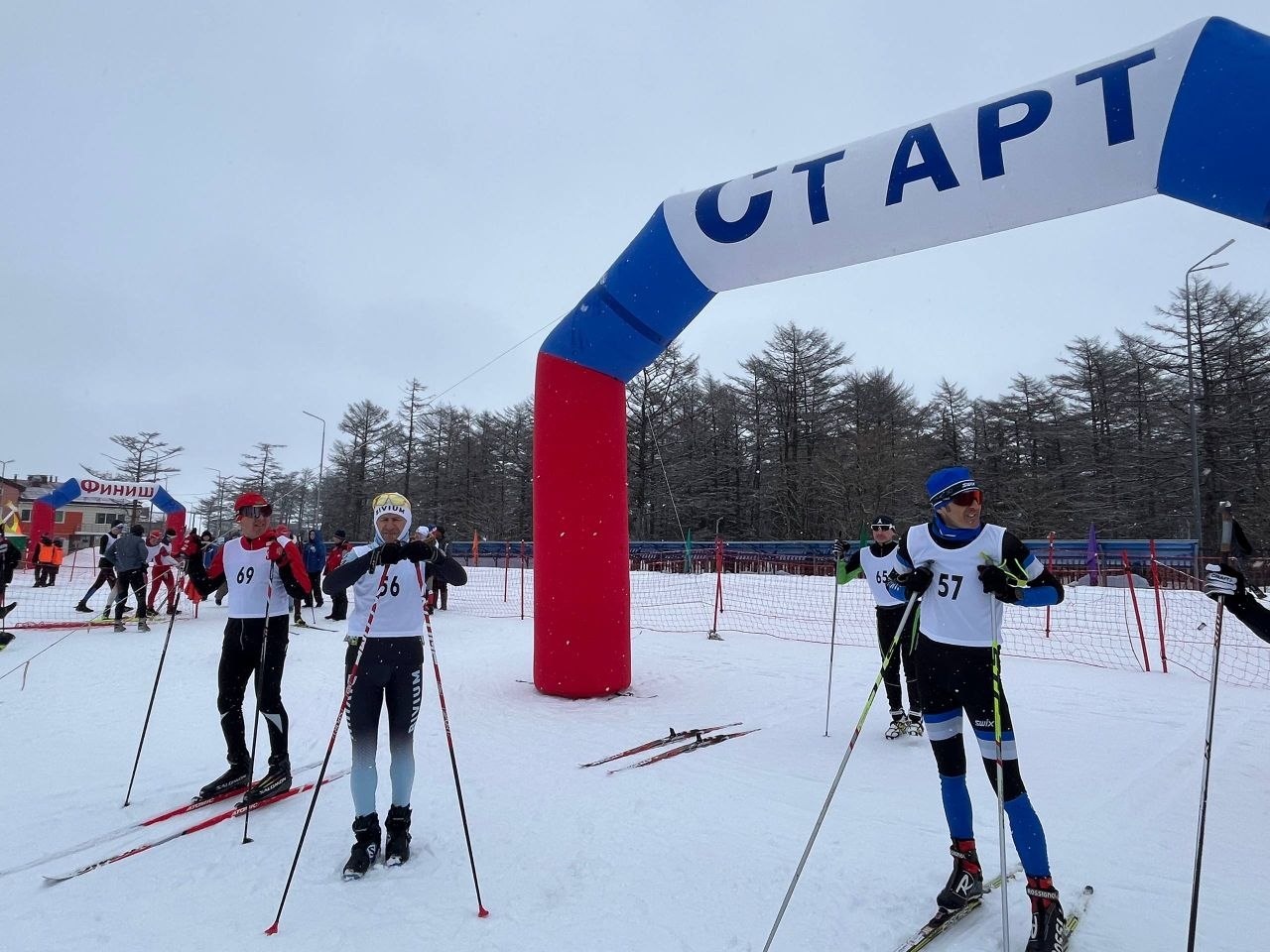 Второй день юбилейного "Праздника лыж", последние минуты до старта длинных дистанций