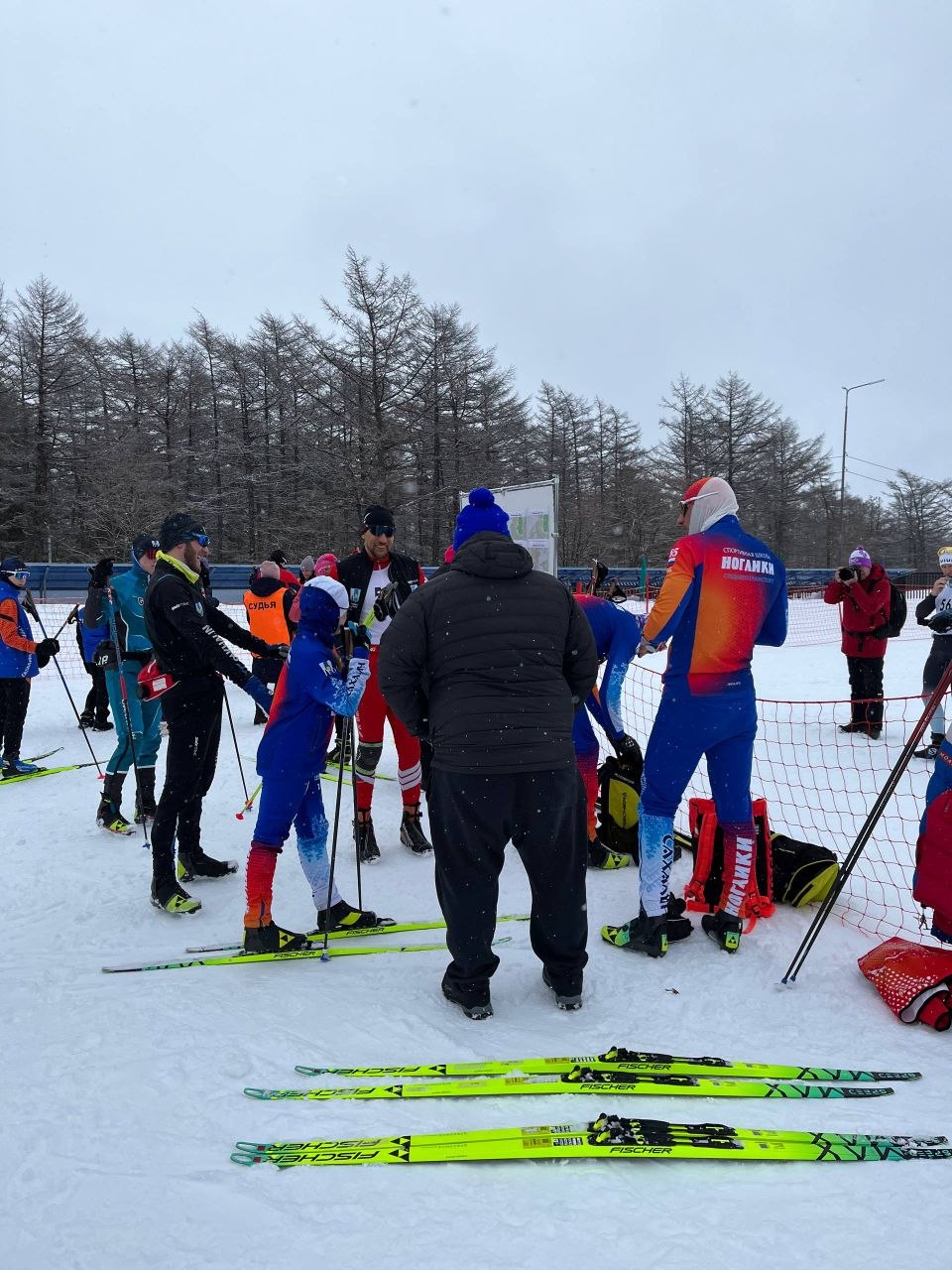 Второй день юбилейного "Праздника лыж", последние минуты до старта длинных дистанций Второй день юбилейного "Праздника лыж", последние минуты до старта длинных дистанций