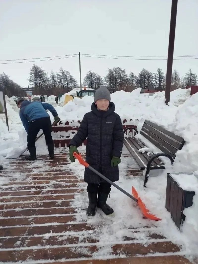 Активисты и жители Ногликского района расчистили от снега площадку для детей Активисты и жители Ногликского района расчистили от снега площадку для детей