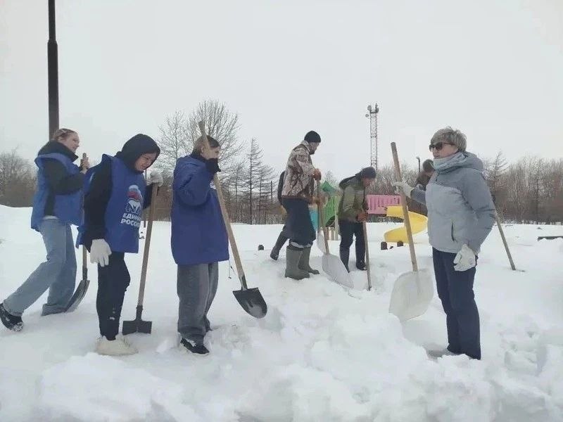 Активисты и жители Ногликского района расчистили от снега площадку для детей Активисты и жители Ногликского района расчистили от снега площадку для детей