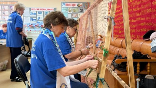 На четвёртую сотню пошёл счёт маскировочных сетей, сделанных золотыми руками «серебряных волонтёров» из Синегорска