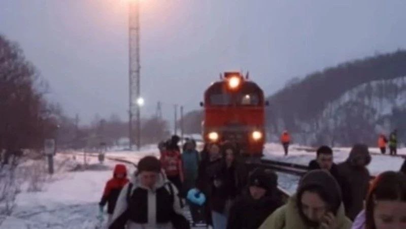 Локомотив вернули на рельсы: поезд Южно-Сахалинск — Поронайск возобновил движение после аварии