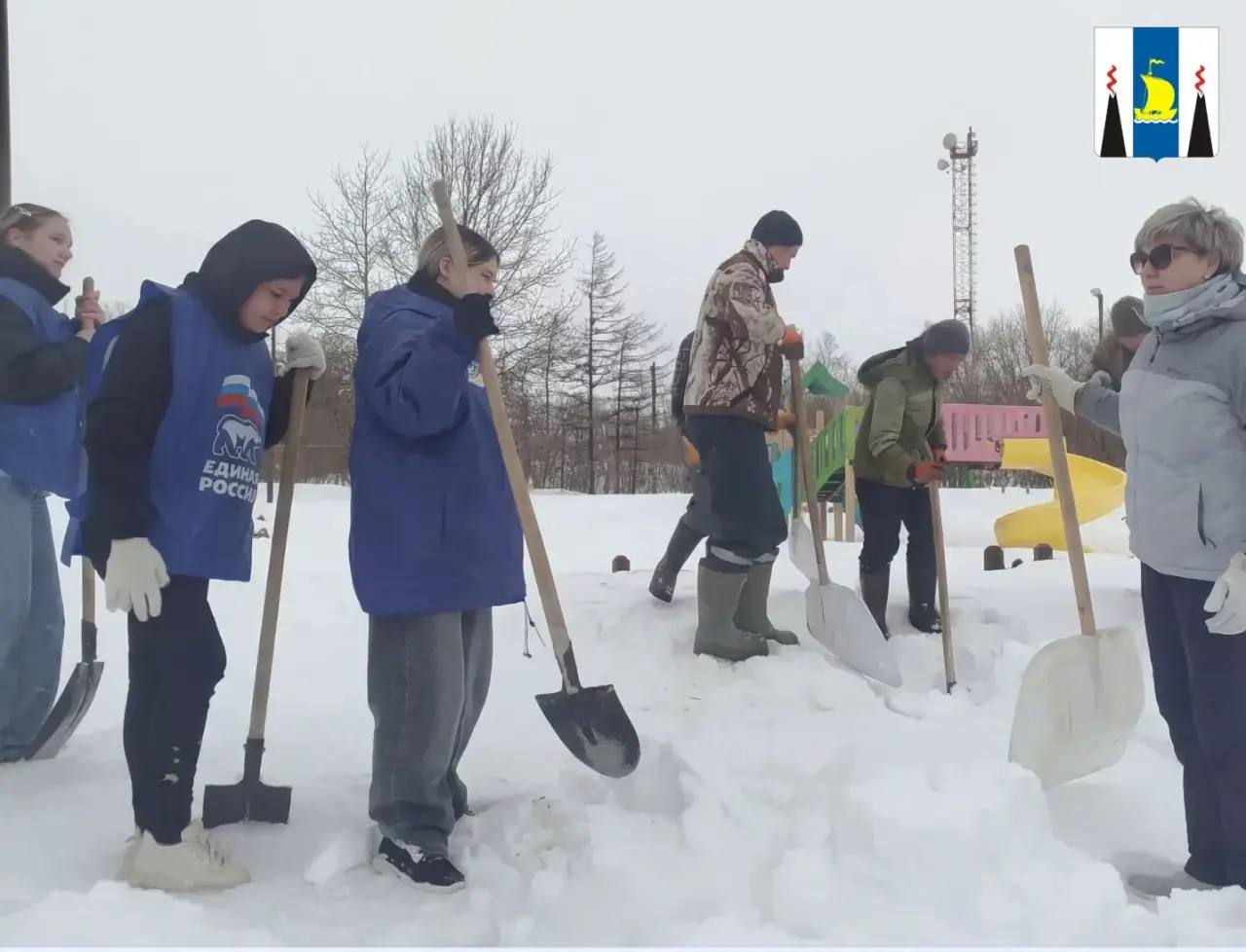 Освободили качели из снежного плена: как прошел субботник в Горячих Ключах