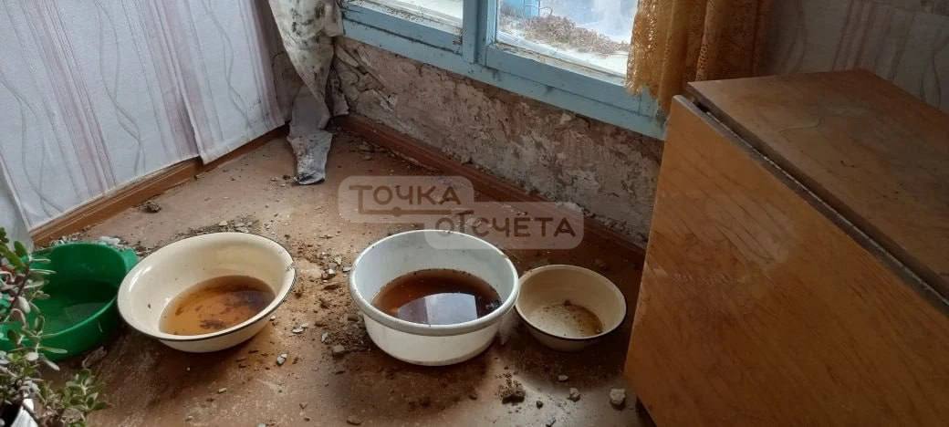 Стена треснула, с потолка – вода: сахалинка вынуждена жить в аварийном доме после обрушения крыши Стена треснула, с потолка – вода: сахалинка вынуждена жить в аварийном доме после обрушения крыши