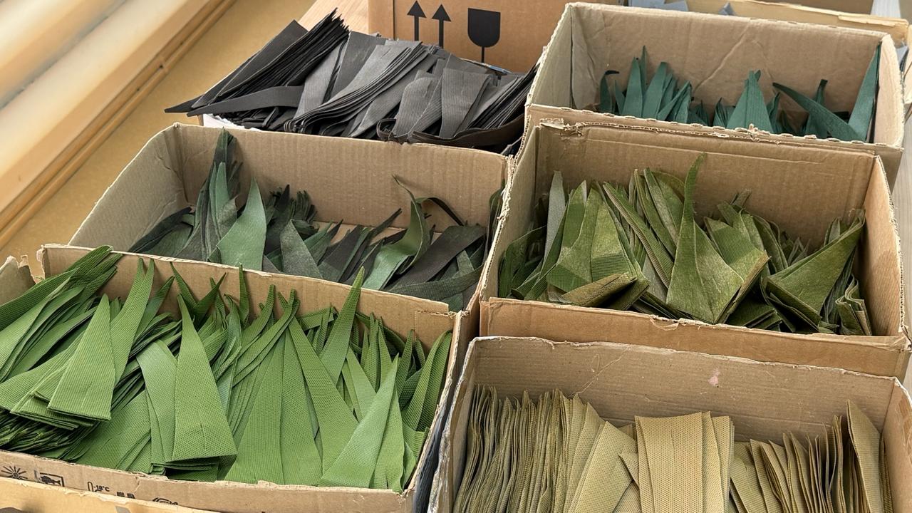 На четвёртую сотню пошёл счёт маскировочных сетей, сделанных золотыми руками «серебряных волонтёров» из Синегорска На четвёртую сотню пошёл счёт маскировочных сетей, сделанных золотыми руками «серебряных волонтёров» из Синегорска