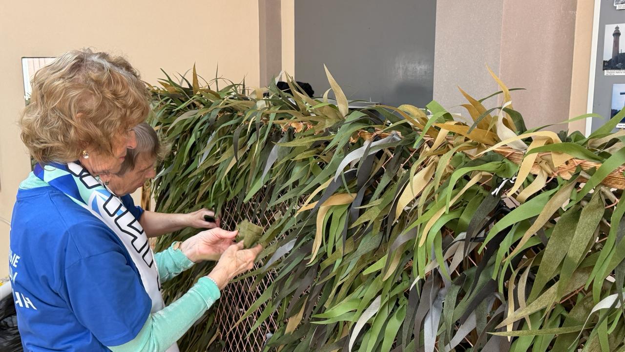 На четвёртую сотню пошёл счёт маскировочных сетей, сделанных золотыми руками «серебряных волонтёров» из Синегорска На четвёртую сотню пошёл счёт маскировочных сетей, сделанных золотыми руками «серебряных волонтёров» из Синегорска