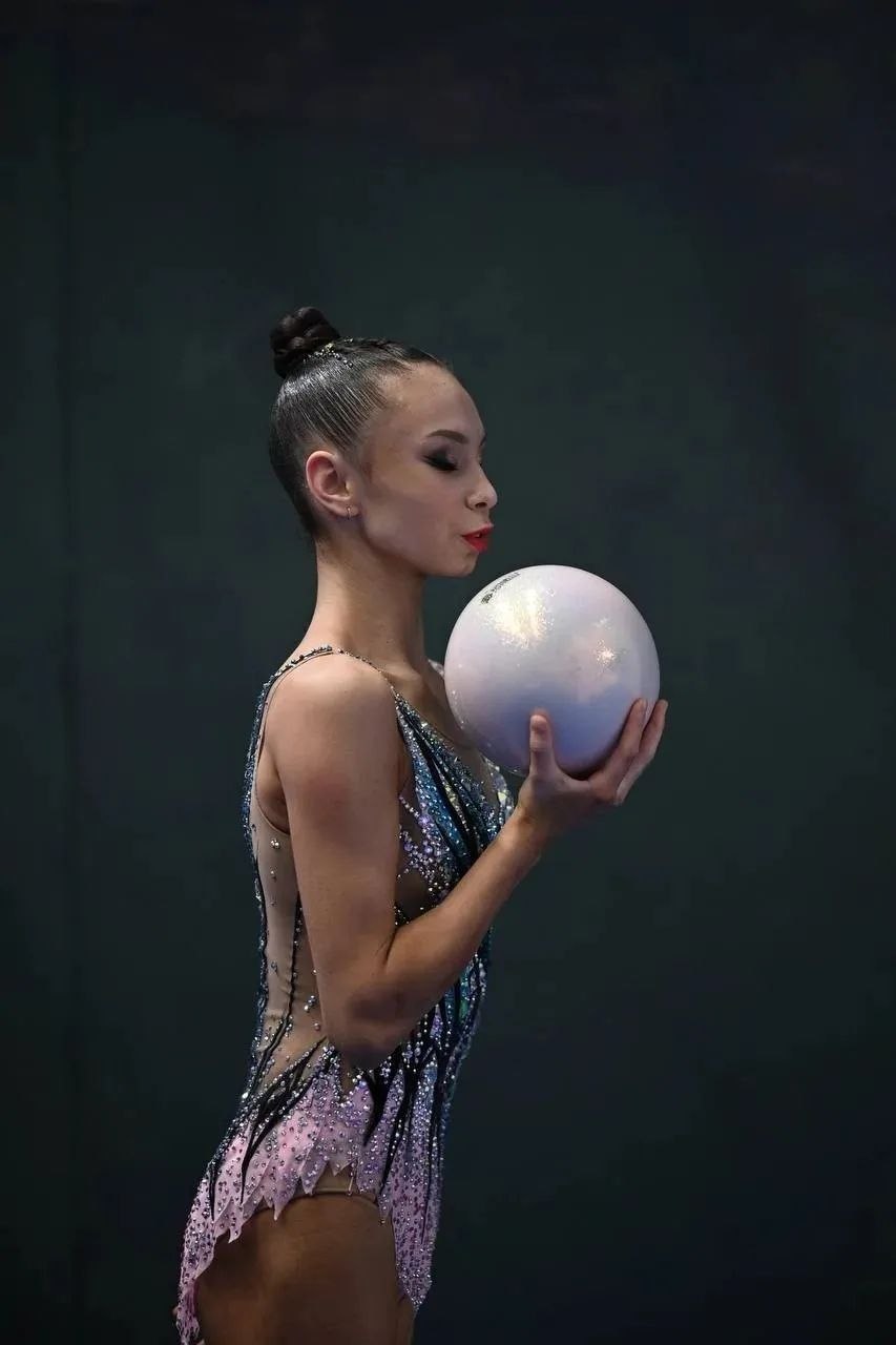 Кира Яблочникова – серебряный призёр первенства России по художественной гимнастике Кира Яблочникова – серебряный призёр первенства России по художественной гимнастике