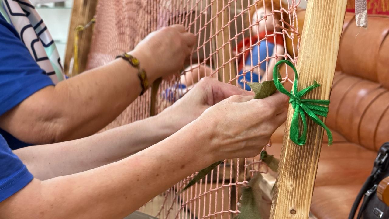 На четвёртую сотню пошёл счёт маскировочных сетей, сделанных золотыми руками «серебряных волонтёров» из Синегорска На четвёртую сотню пошёл счёт маскировочных сетей, сделанных золотыми руками «серебряных волонтёров» из Синегорска
