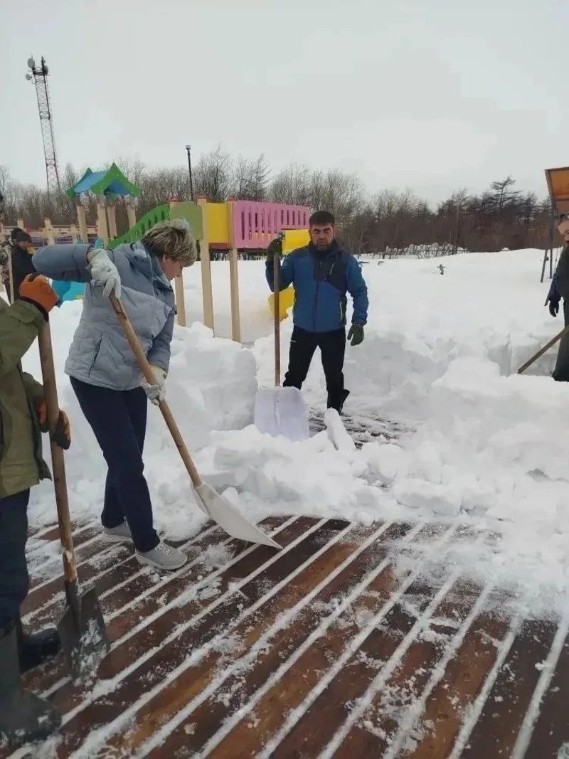 Активисты и жители Ногликского района расчистили от снега площадку для детей Активисты и жители Ногликского района расчистили от снега площадку для детей