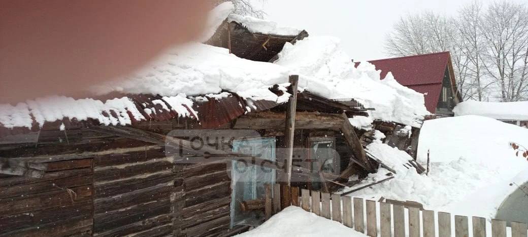 Стена треснула, с потолка – вода: сахалинка вынуждена жить в аварийном доме после обрушения крыши Стена треснула, с потолка – вода: сахалинка вынуждена жить в аварийном доме после обрушения крыши