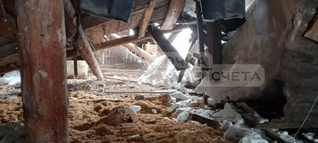 Стена треснула, с потолка – вода: сахалинка вынуждена жить в аварийном доме после обрушения крыши Стена треснула, с потолка – вода: сахалинка вынуждена жить в аварийном доме после обрушения крыши