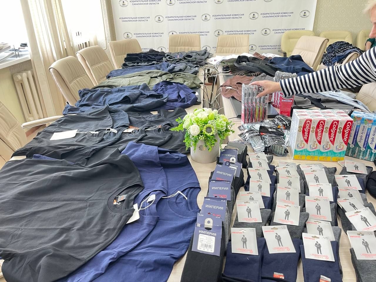 Южно-Курильская территориальная избирательная комиссия и все участковые избирательные комиссии Кунашира и Шикотана приняли участие в акции по сбору гуманитарной помощи «Избиркомы для героев», объявленной избирательной... Южно-Курильская территориальная избирательная комиссия и все участковые избирательные комиссии Кунашира и Шикотана приняли участие в акции по сбору гуманитарной помощи «Избиркомы для героев», объявленной избирательной...