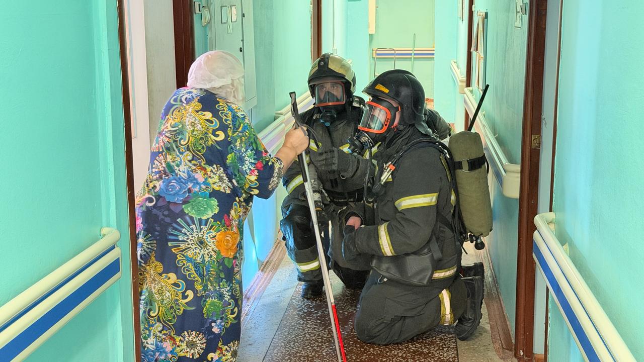 Приёмы спасения пожилых и больных людей сегодня отработали островные огнеборцы Приёмы спасения пожилых и больных людей сегодня отработали островные огнеборцы
