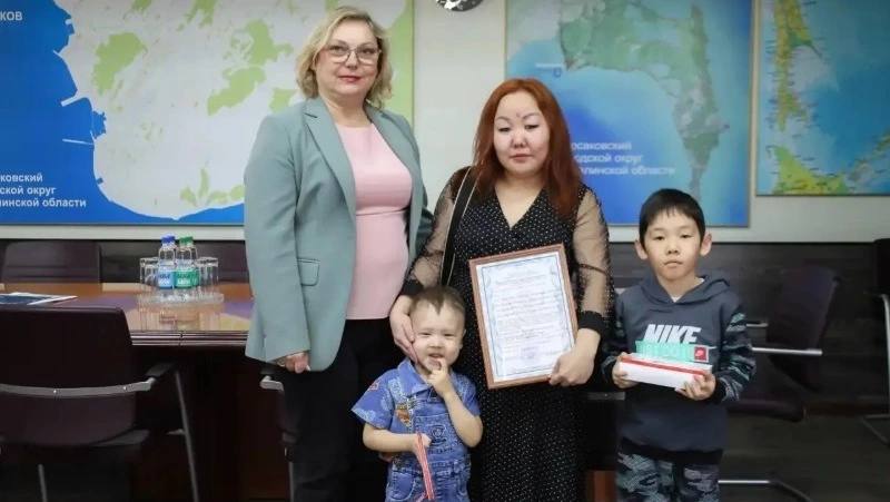 Многодетной семье в Корсакове вручили сертификат на жилье