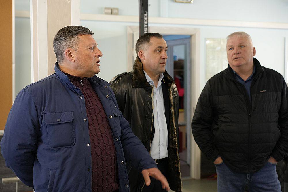 В ходе рабочей поездки в Ногликский округ парламентарии осмотрели стадион, хоккейный корт, посетили музей и Дагинские термальные источники В ходе рабочей поездки в Ногликский округ парламентарии осмотрели стадион, хоккейный корт, посетили музей и Дагинские термальные источники