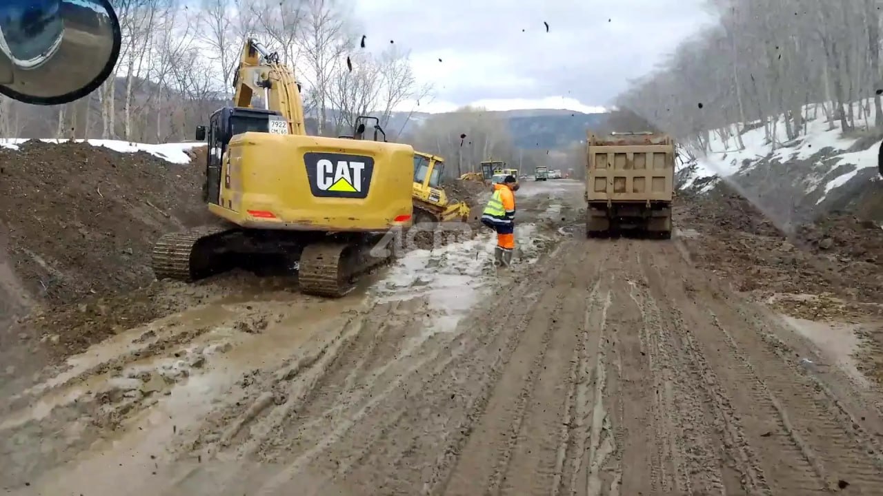 Ни пройти ни проехать: участок трассы в Углегорском районе превратился в бездорожье Ни пройти ни проехать: участок трассы в Углегорском районе превратился в бездорожье