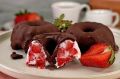 Нежное йогуртовое мороженое с клубникой в шоколадной оболочке
