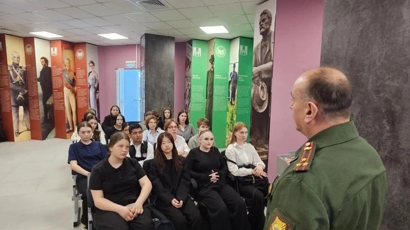 Руководитель регштаба «Бессмертный полк» Фугенфиров провел урок мужества для сахалинских школьников Руководитель регштаба «Бессмертный полк» Фугенфиров провел урок мужества для сахалинских школьников