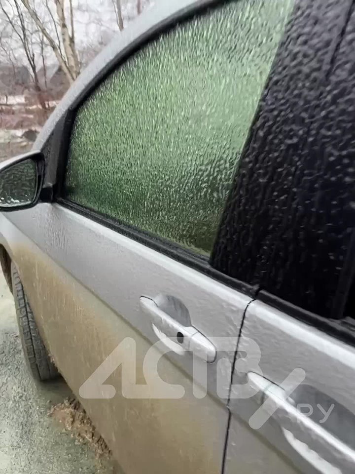 Сегодня ночью дождь и легкий мороз сковали льдом машины сахалинцев