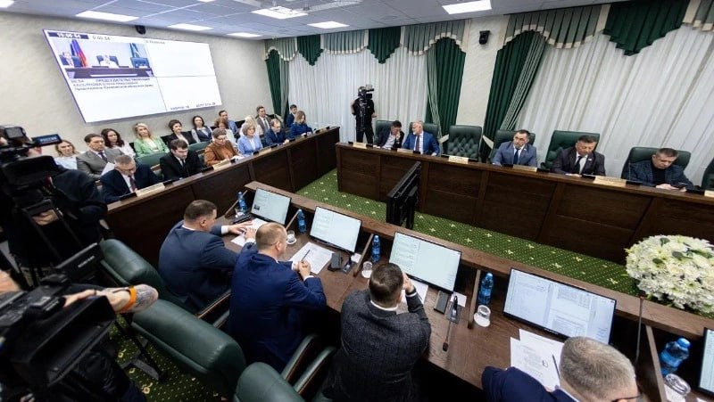 Половина — на социалку. На заседании регионального парламента сразу в двух чтениях приняты поправки в бюджет Сахалинской области на 2026–2028 годы